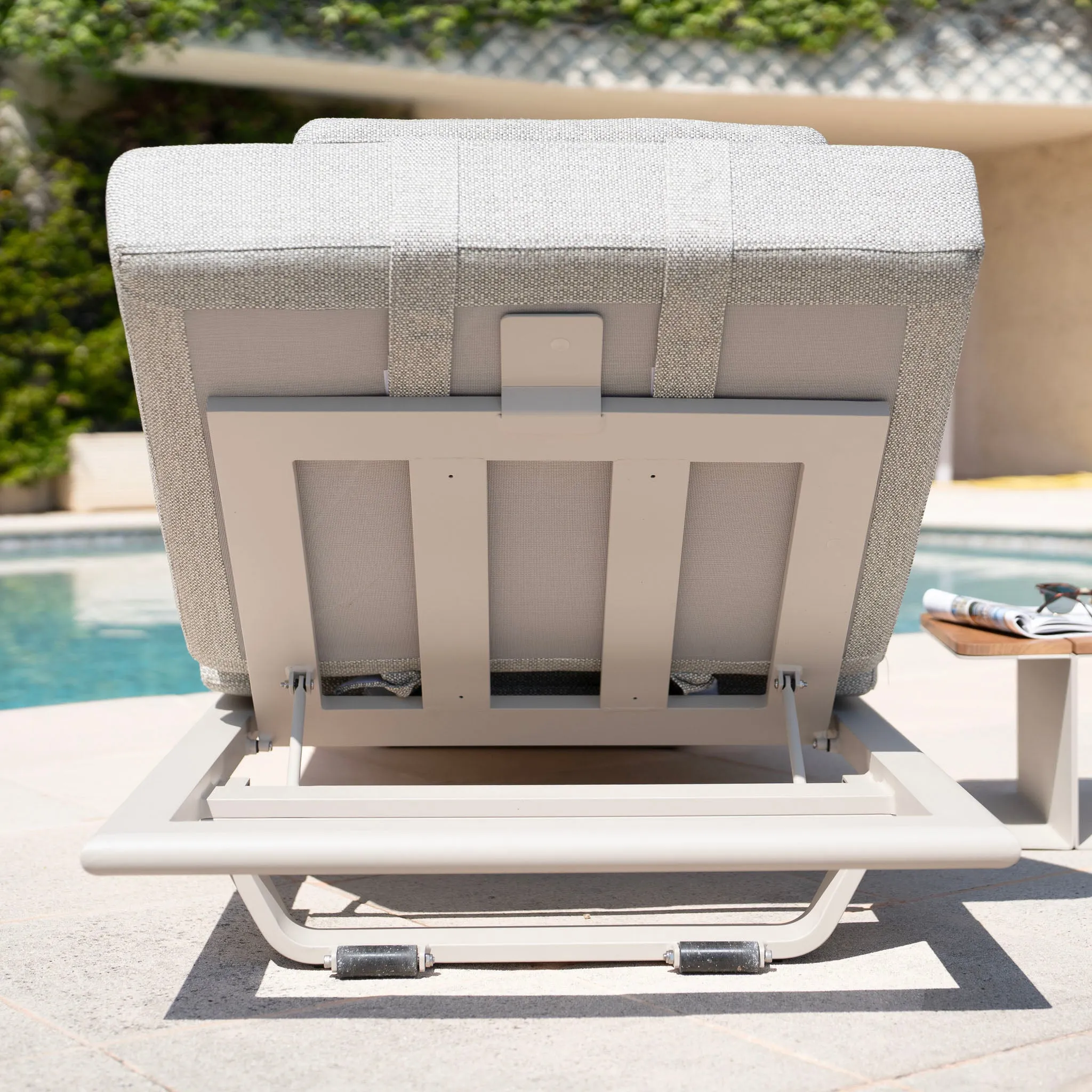 Hatia Single Sun Lounger with Side Table in Latte