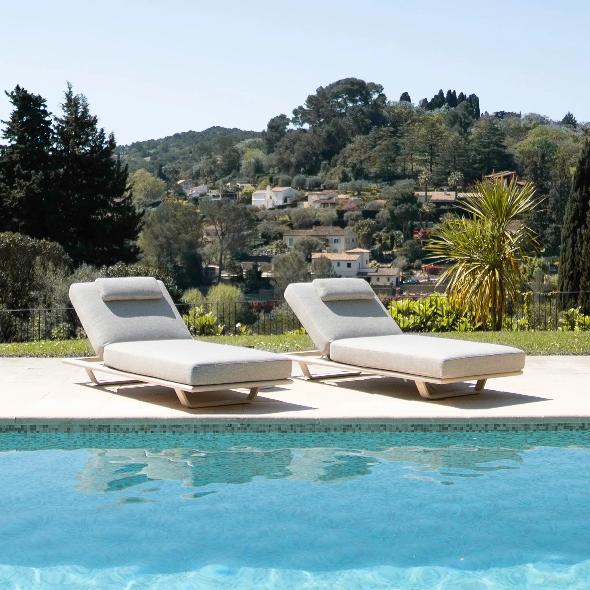 Hatia Single Sun Lounger with Side Table in Latte