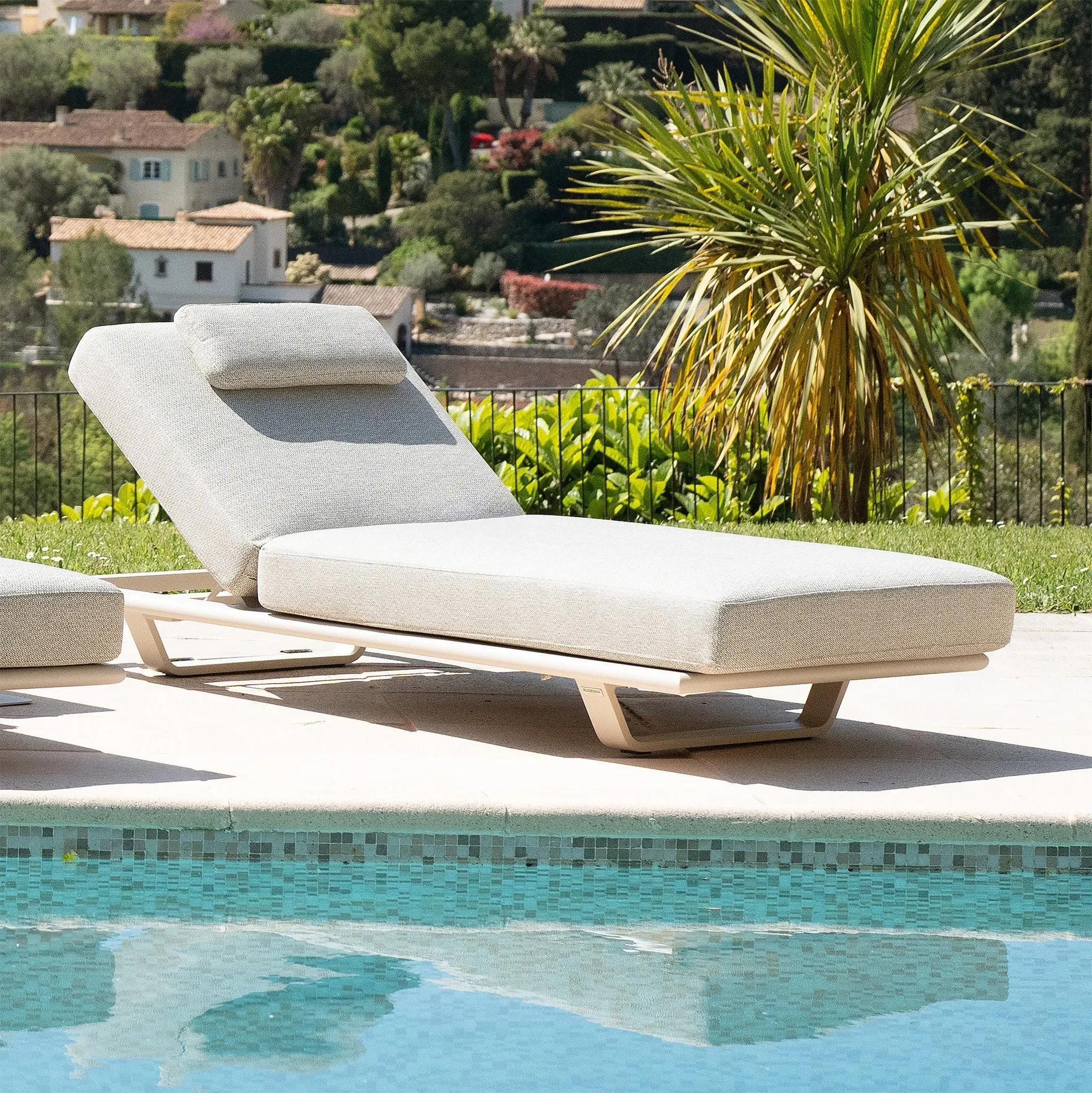 Hatia Single Sun Lounger with Side Table in Latte